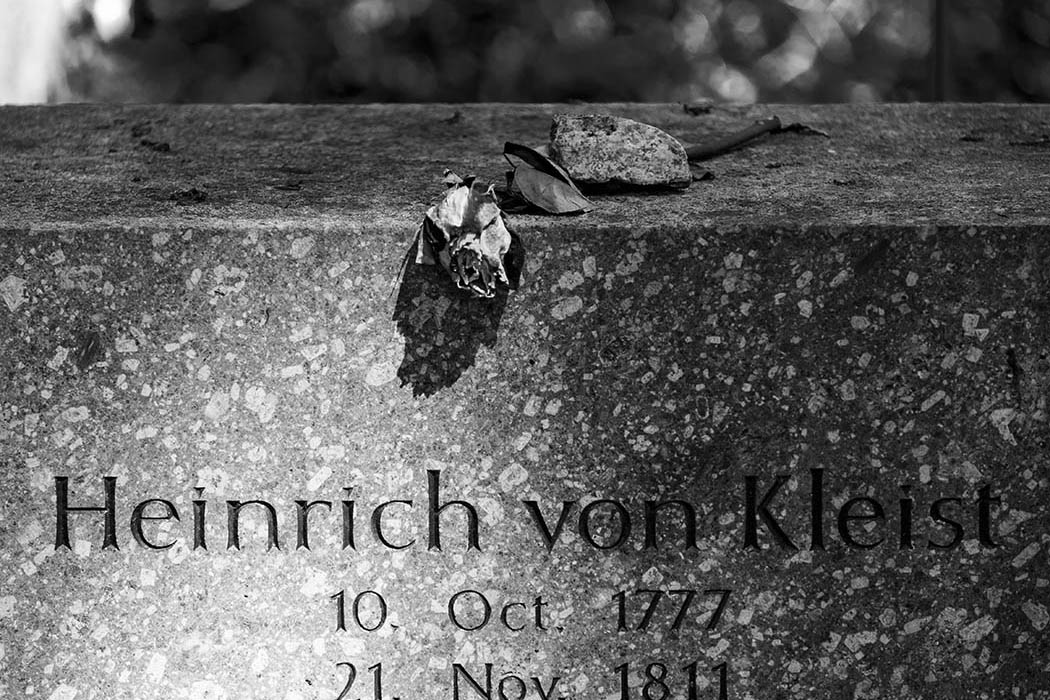 Kleistgrab: Grabstein mit verwelkter Blume